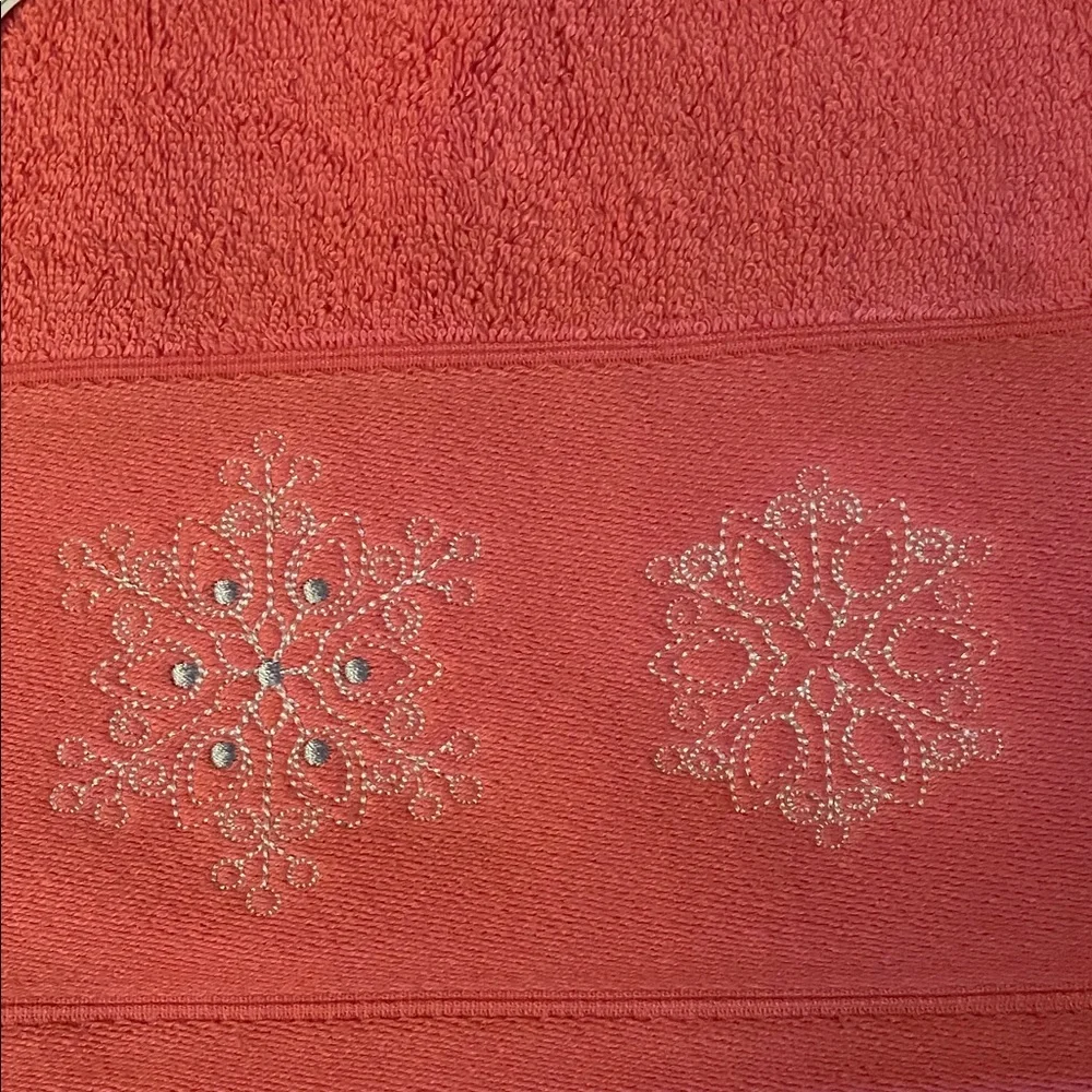 Bella Lux Elegant Christmas Coral Embellished Bath Towel